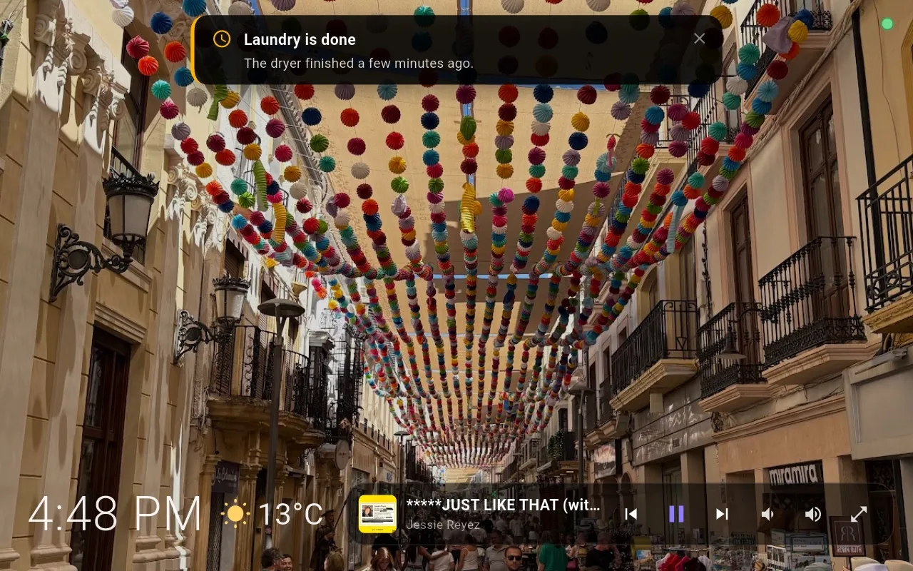 A notification banner over the slideshow